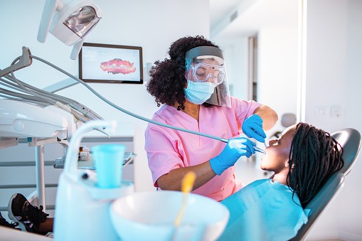 "How to Choose the Right Dental Specialty": What are the specialties and factors to consider when choosing a career path.
